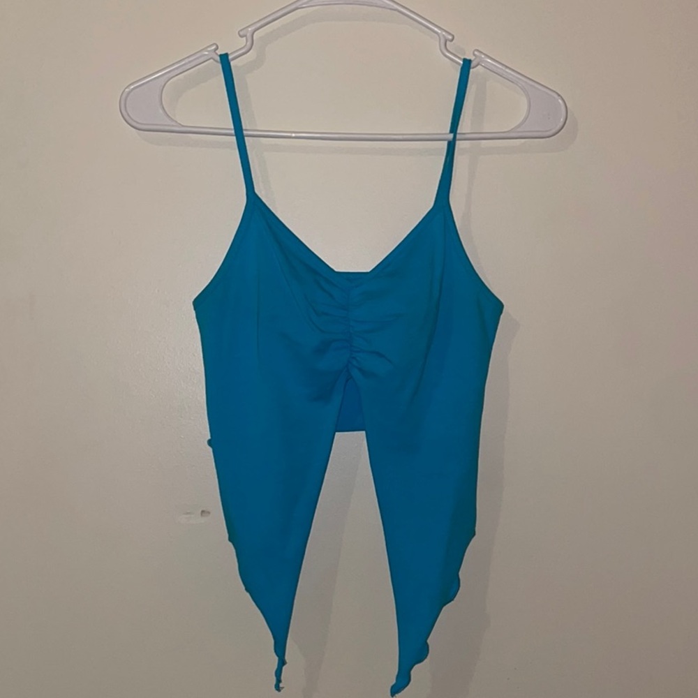 Blue cropped camisole with V-shaped hem